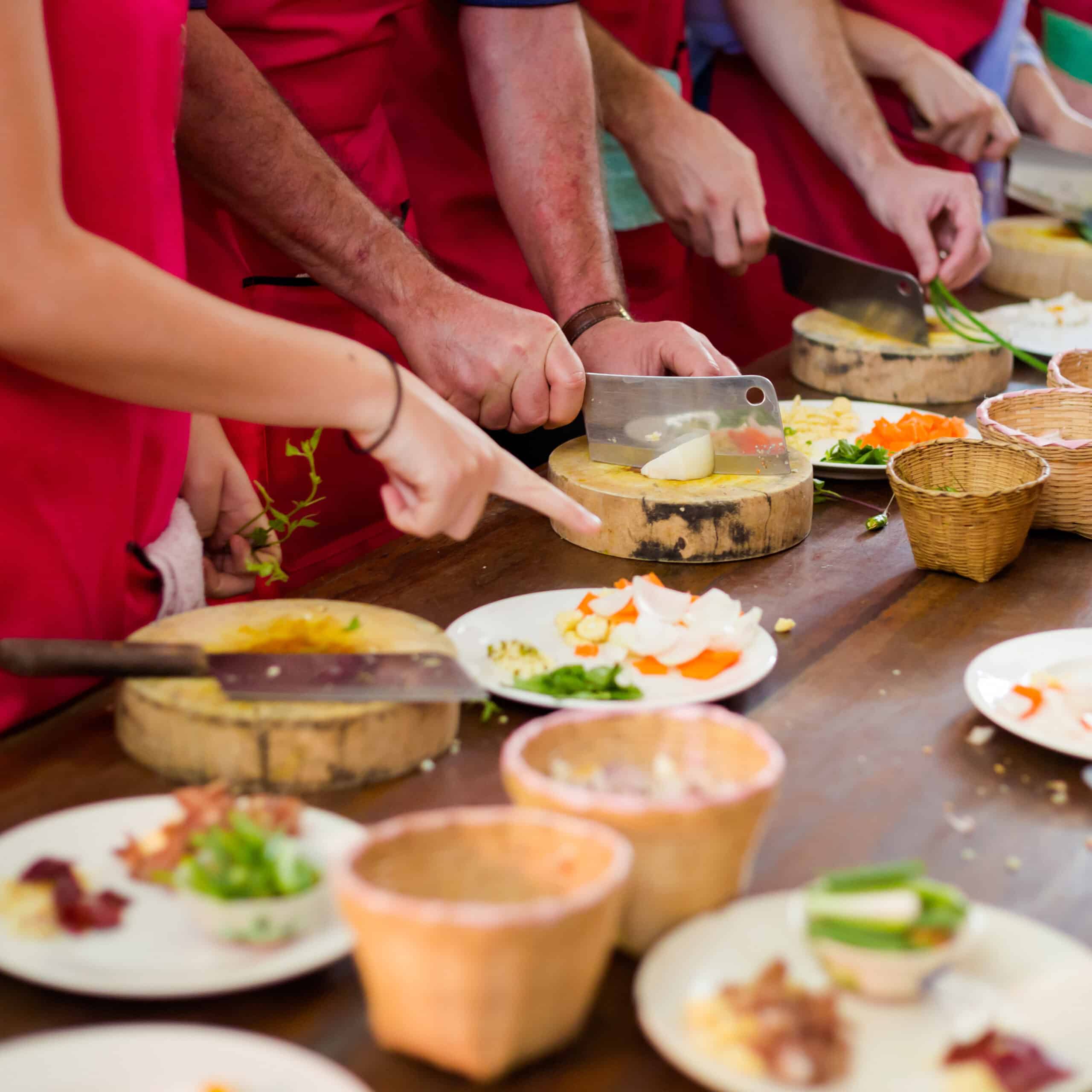 Caviar, Saumon Fumé, Canapé Anethé sur Pain Noir Canapé de pain noir aux graines, crème anethée, saumon fumé et caviar noir, garni d'aneth.