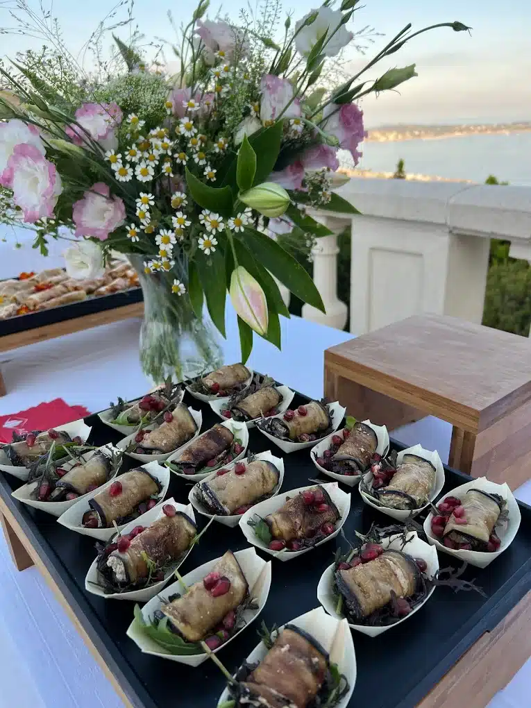 Caviar, Saumon Fumé, Canapé Anethé sur Pain Noir Canapé de pain noir aux graines, crème anethée, saumon fumé et caviar noir, garni d'aneth.