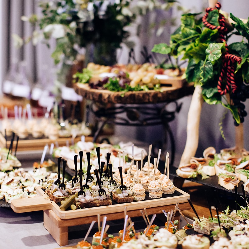 Caviar, Saumon Fumé, Canapé Anethé sur Pain Noir Canapé de pain noir aux graines, crème anethée, saumon fumé et caviar noir, garni d'aneth.