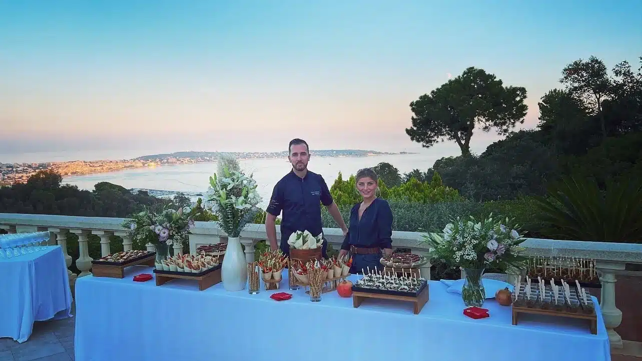 Caviar, Saumon Fumé, Canapé Anethé sur Pain Noir Canapé de pain noir aux graines, crème anethée, saumon fumé et caviar noir, garni d'aneth.