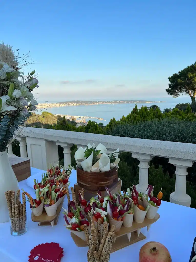 Caviar, Saumon Fumé, Canapé Anethé sur Pain Noir Canapé de pain noir aux graines, crème anethée, saumon fumé et caviar noir, garni d'aneth.