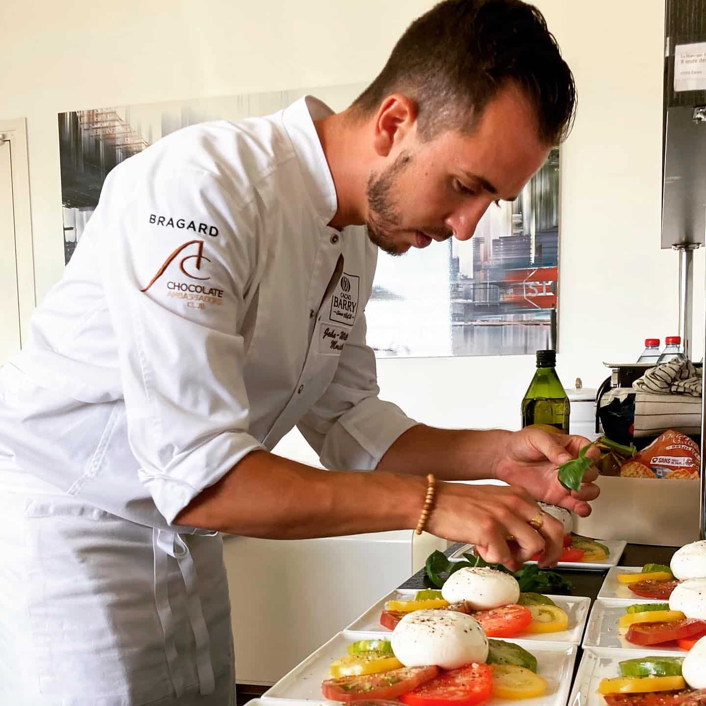 Caviar, Saumon Fumé, Canapé Anethé sur Pain Noir Canapé de pain noir aux graines, crème anethée, saumon fumé et caviar noir, garni d'aneth.