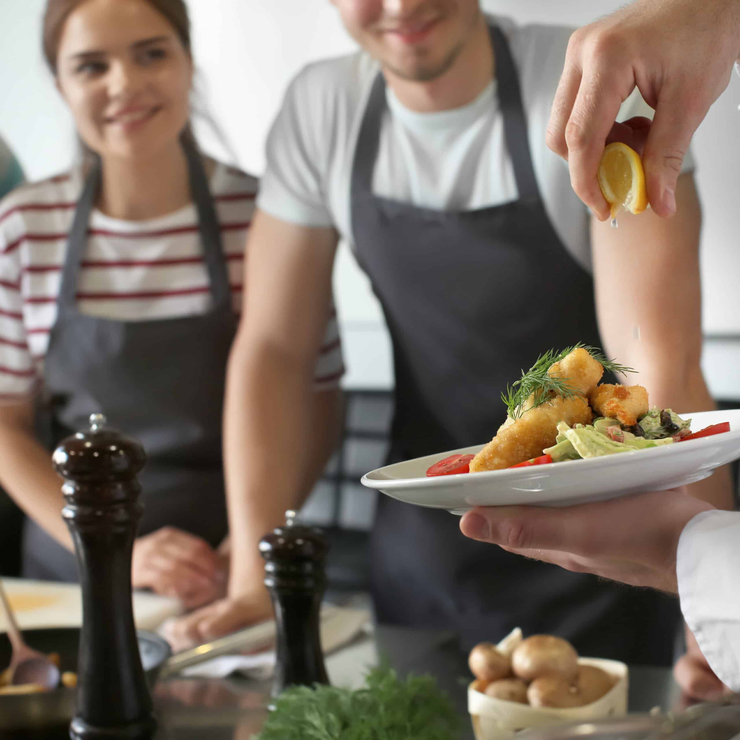 Caviar, Saumon Fumé, Canapé Anethé sur Pain Noir Canapé de pain noir aux graines, crème anethée, saumon fumé et caviar noir, garni d'aneth.