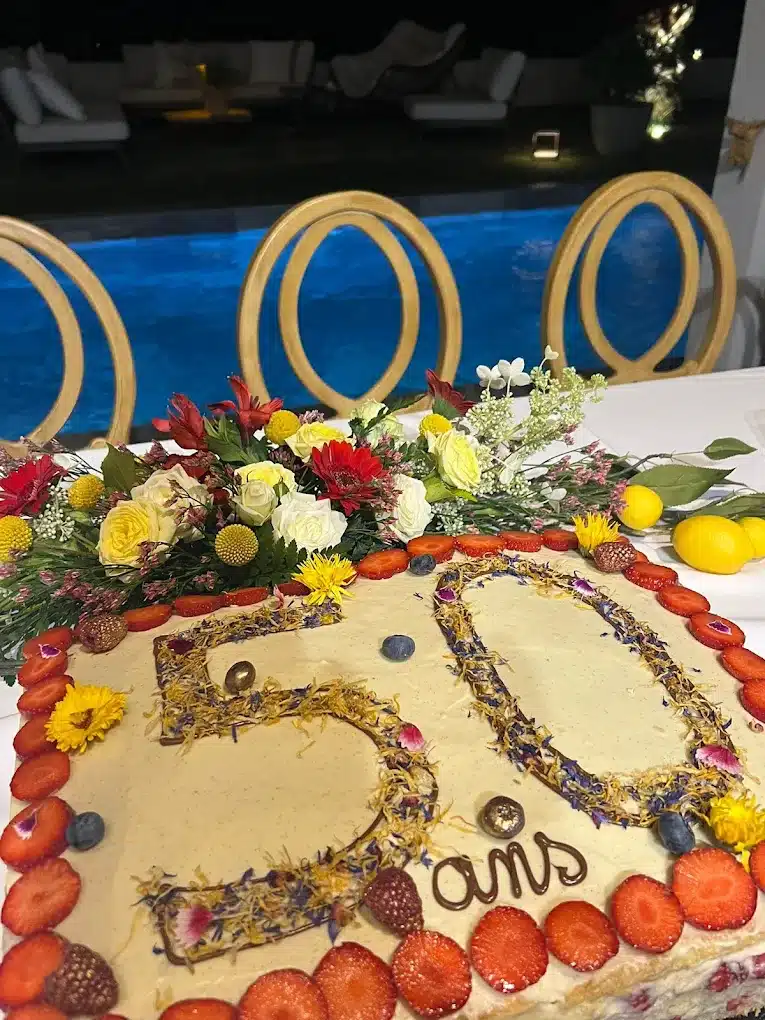 Caviar, Saumon Fumé, Canapé Anethé sur Pain Noir Canapé de pain noir aux graines, crème anethée, saumon fumé et caviar noir, garni d'aneth.