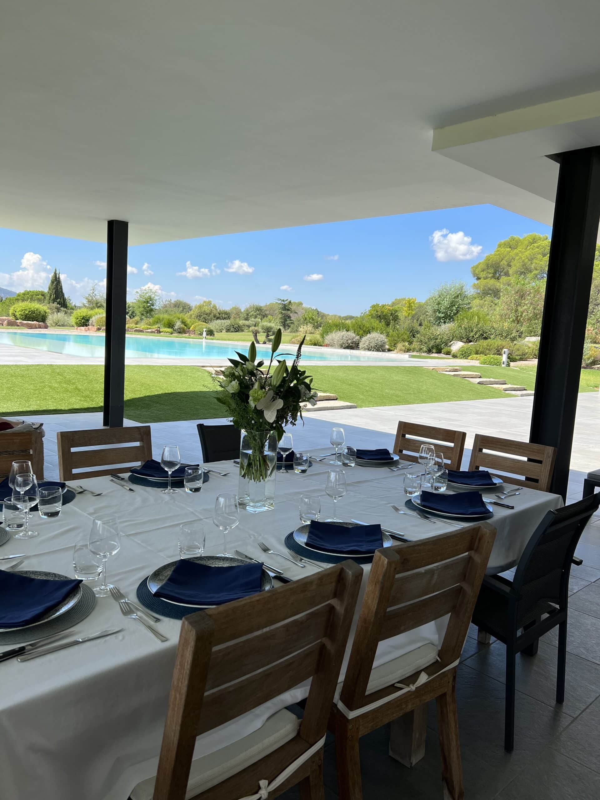 Caviar, Saumon Fumé, Canapé Anethé sur Pain Noir Canapé de pain noir aux graines, crème anethée, saumon fumé et caviar noir, garni d'aneth.